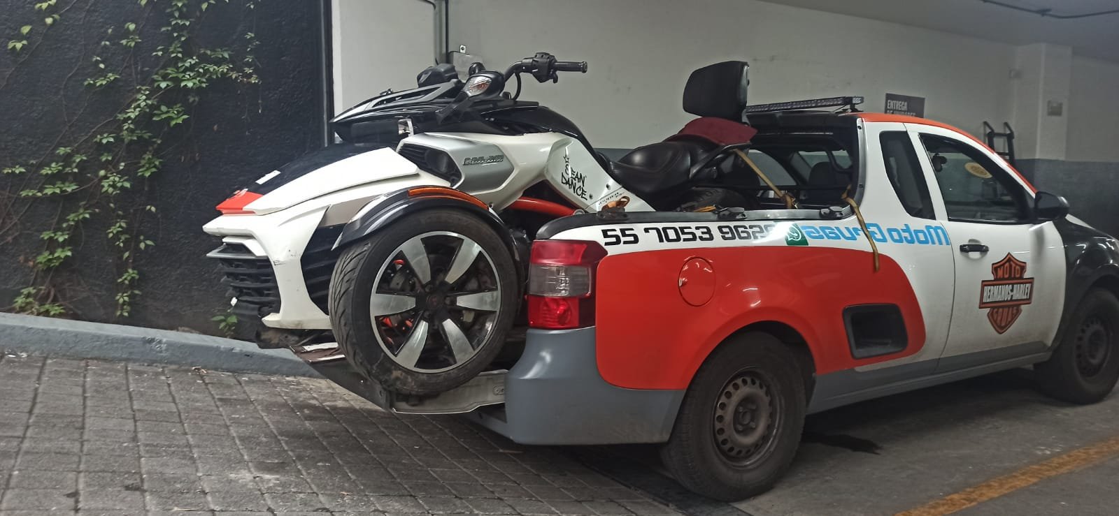 Moto de tres ruedas sobre una unidad MotoGrúa