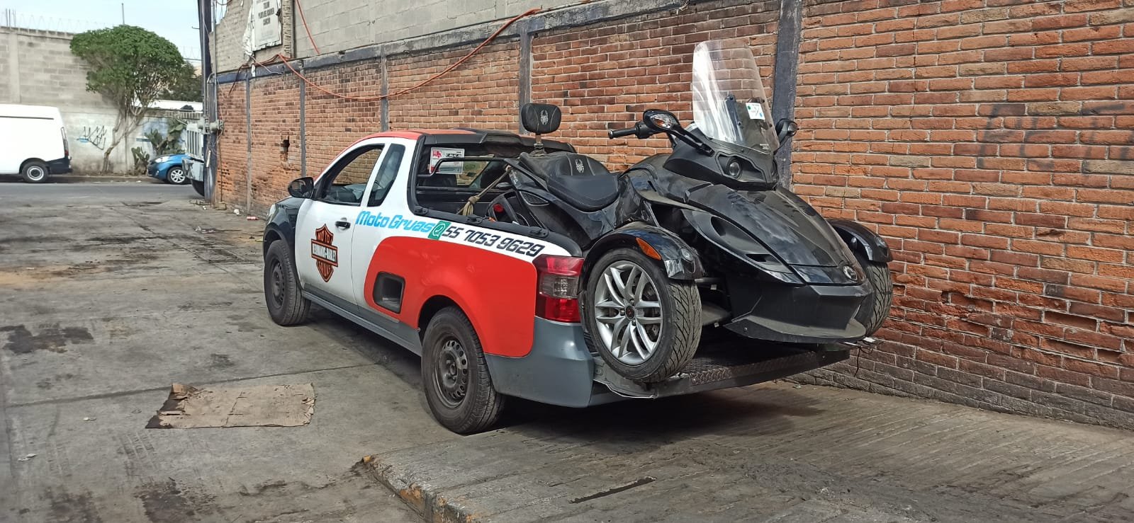 Moto de tres ruedas en una unidad MotoGrúa