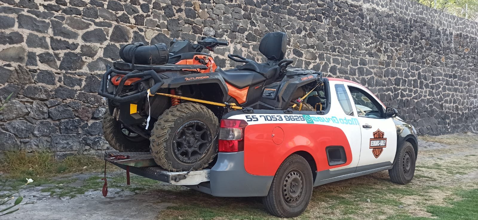 Vehículo todoterreno sobre la plataforma de MotoGrúa
