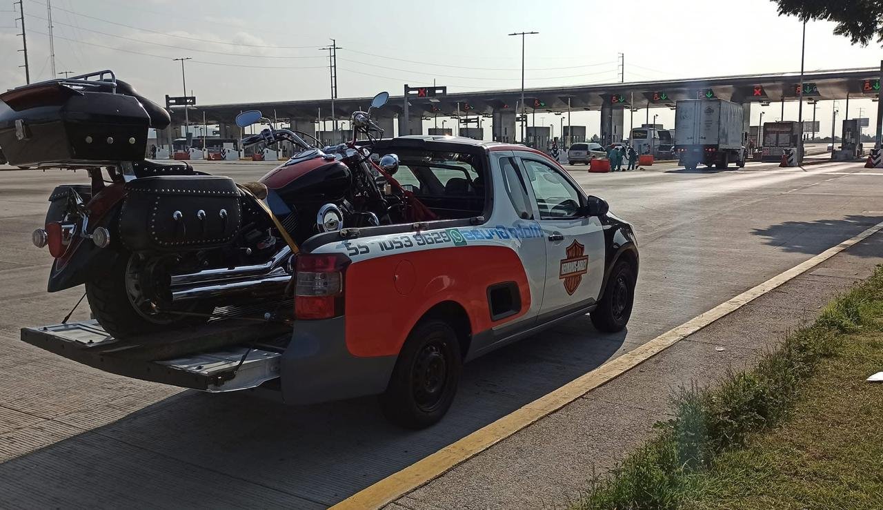 Unidad MotoGrúa transportando una moto en carretera