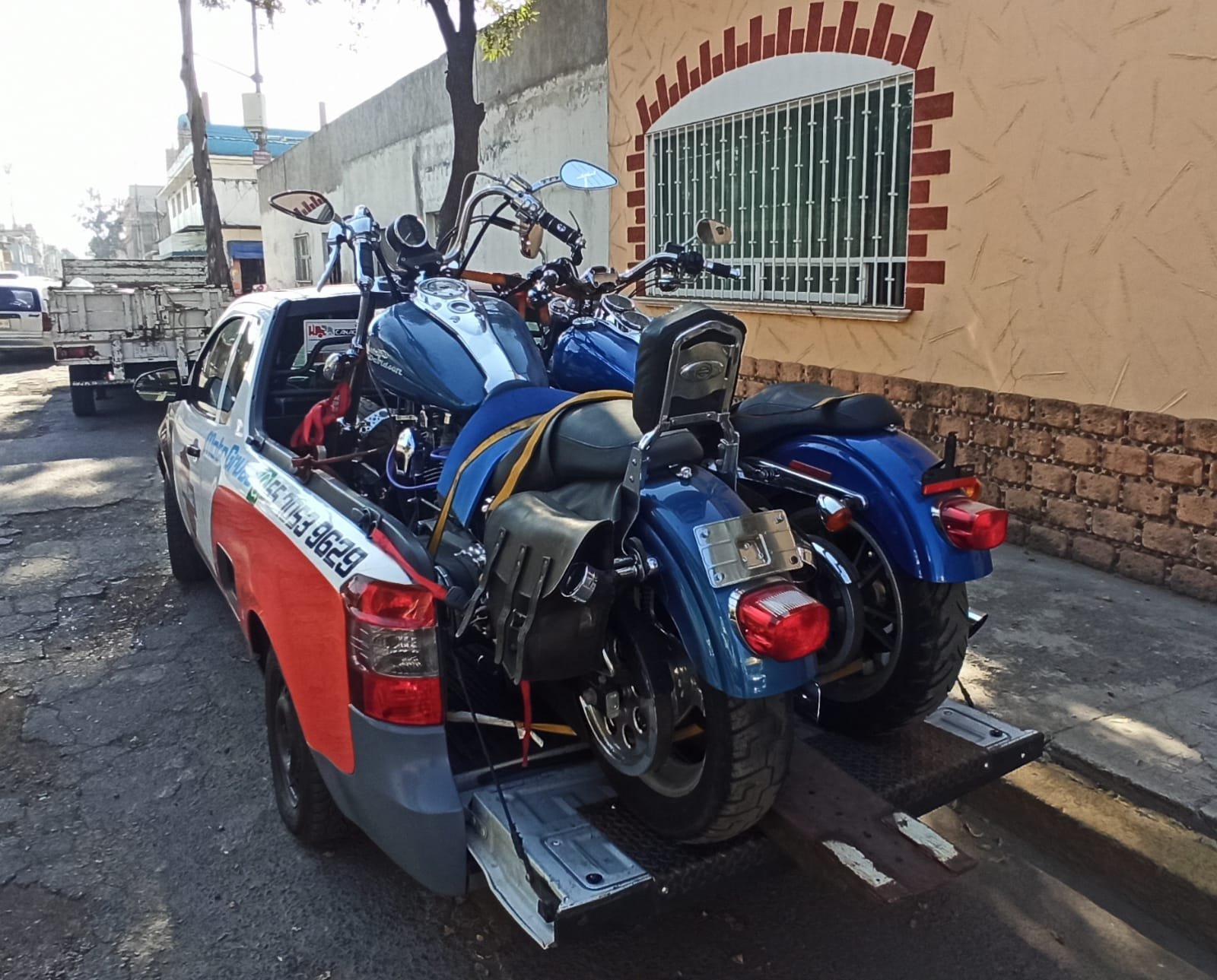 Motocicleta cruiser azul en una unidad de traslado