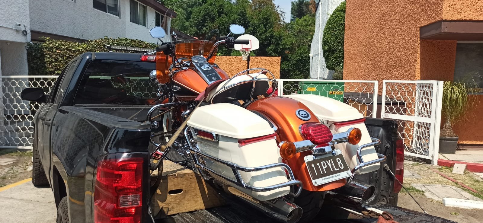 Motocicleta de turismo blanca y naranja sobre la unidad